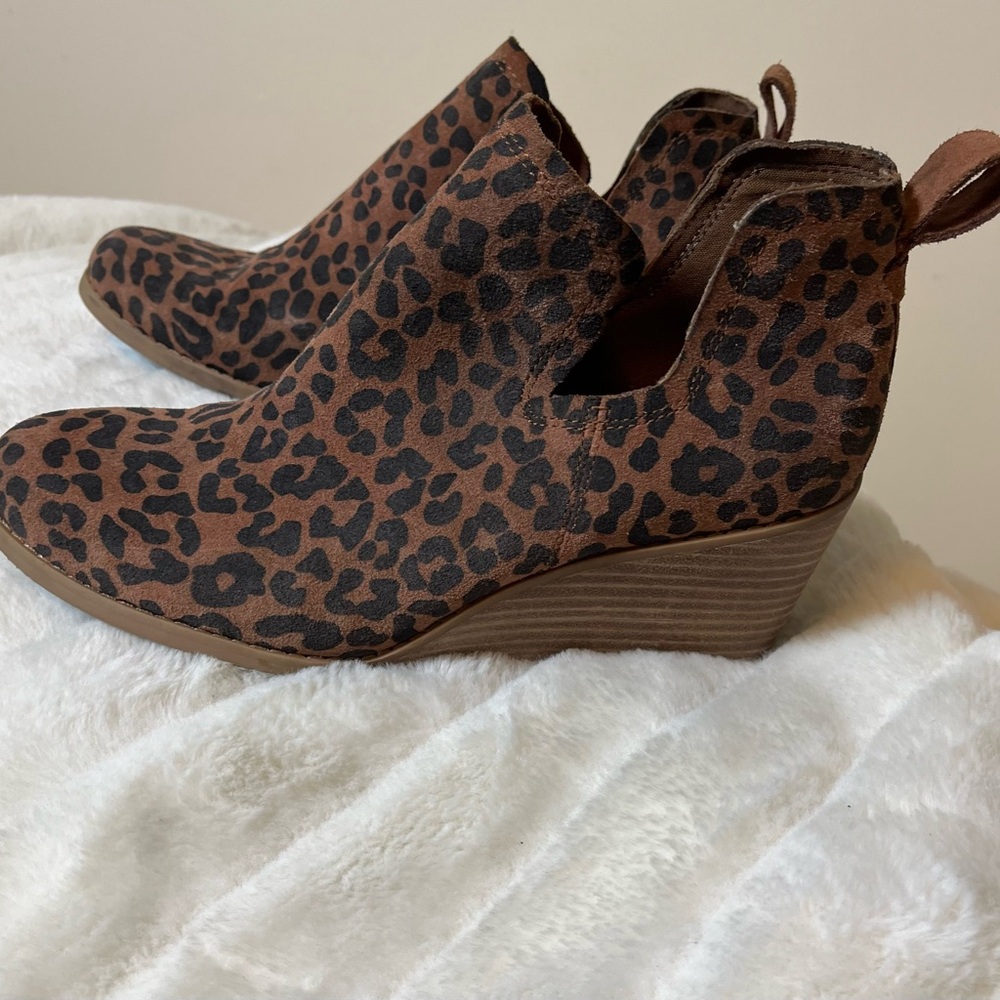 Toms Women’s 7 Kelsey Pull On Wedge Bootie Brown Black Leopard Print Work Fall